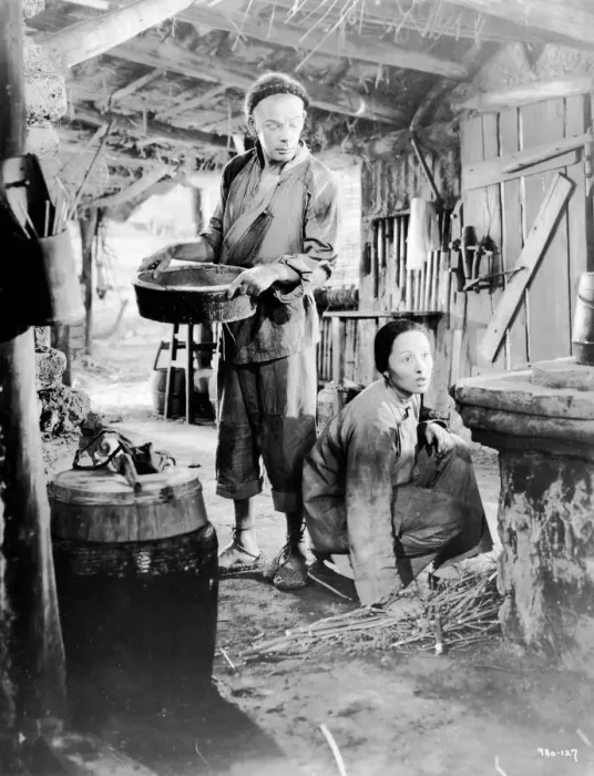 Framed Print : A scene from The Good Earth (1937) with Luise Rainer Framed Print : A scene from The Good Earth (1937) with Luise Rainer