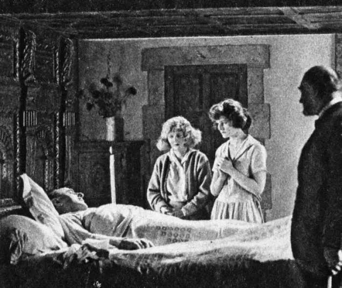 Framed Print : A scene from Paddy the Next Best Thing (1923) Framed Print : A scene from Paddy the Next Best Thing (1923)