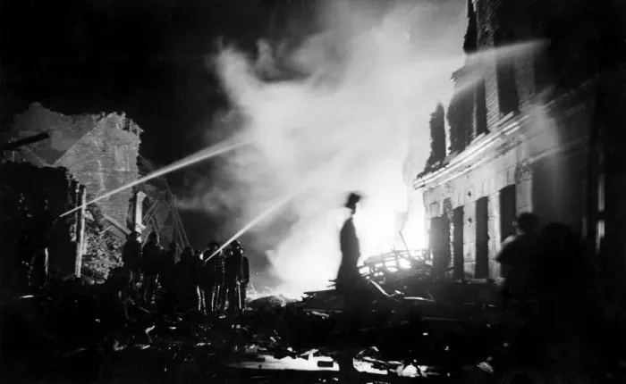 Framed Print : Scene in Poplar High Street during the Blitz, WW2 Framed Print : Scene in Poplar High Street during the Blitz, WW2