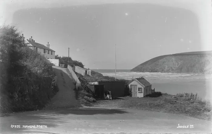 Framed Print : Scenic View of Mawgan Porth Framed Print : Scenic View of Mawgan Porth