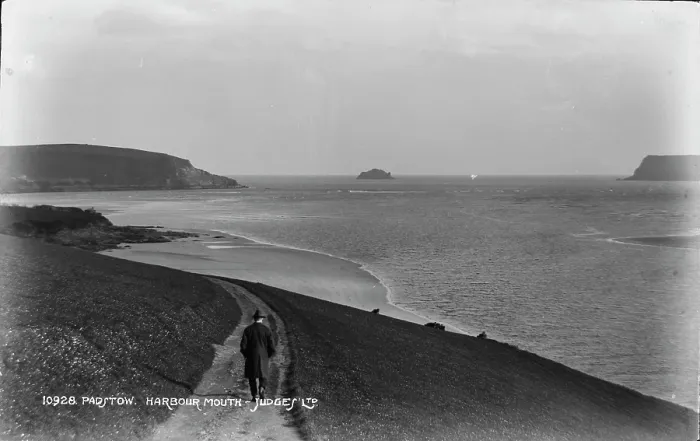 Framed Print : Scenic View of Padstow Harbour Mouth Framed Print : Scenic View of Padstow Harbour Mouth