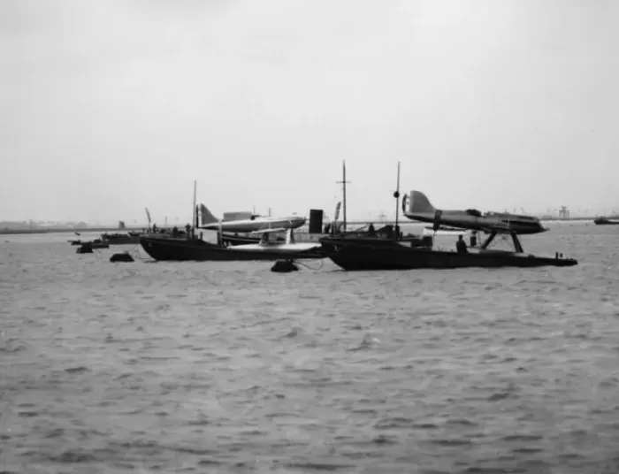 Framed Print : The Schneider Trophy 1929 - Calshot Spit, England Framed Print : The Schneider Trophy 1929 - Calshot Spit, England