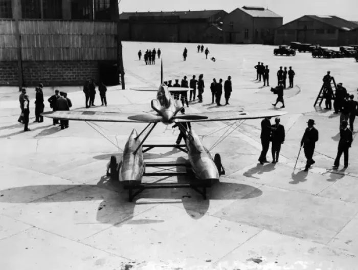 Framed Print : The Schneider Trophy 1929 - Calshot Spit, England Framed Print : The Schneider Trophy 1929 - Calshot Spit, England