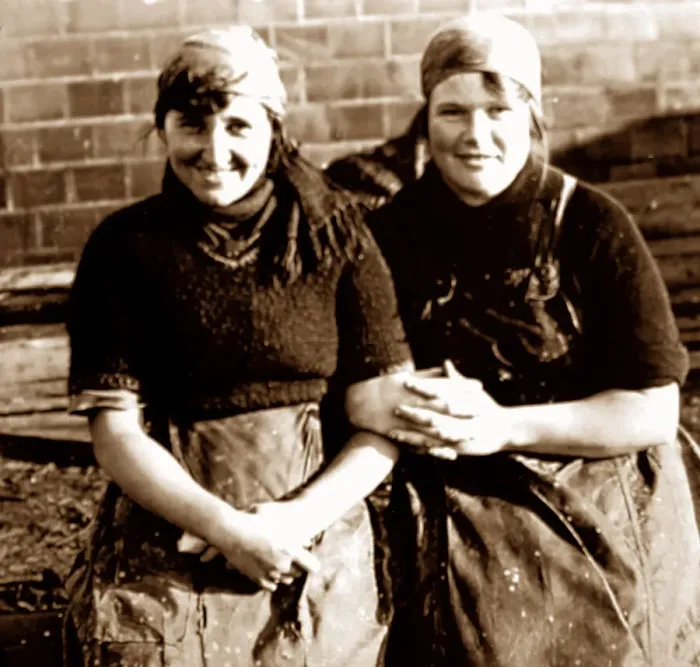 Framed Print : Scottish fisher girls (herring gutters and packers) Framed Print : Scottish fisher girls (herring gutters and packers)