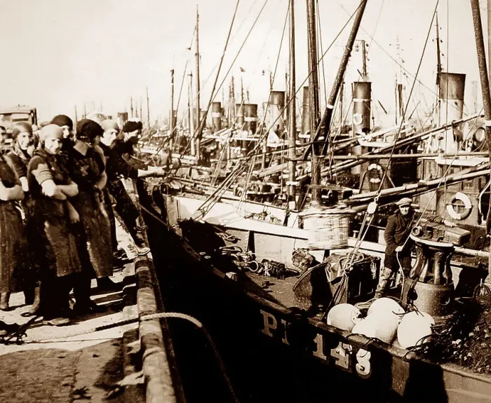 Framed Print : Scottish fisher girls (herring gutters and packers) Framed Print : Scottish fisher girls (herring gutters and packers)