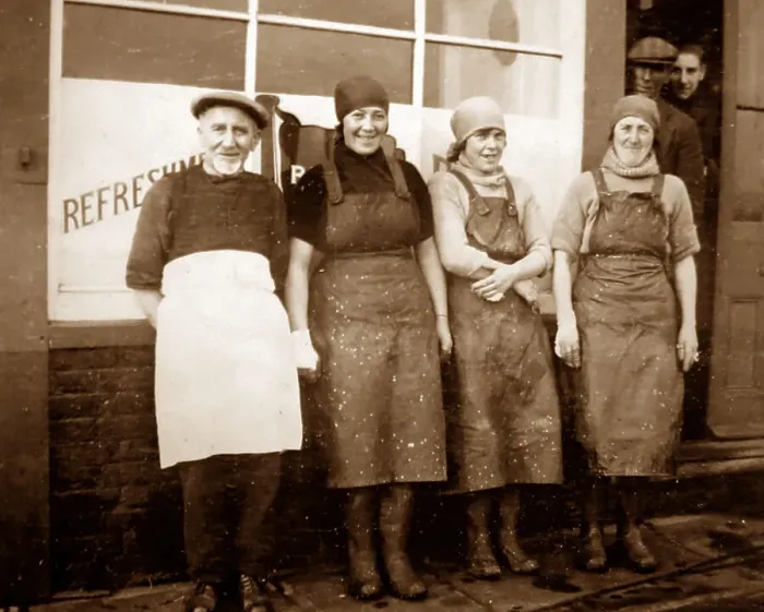 Framed Print : Scottish fisher girls (herring gutters and packers) Framed Print : Scottish fisher girls (herring gutters and packers)