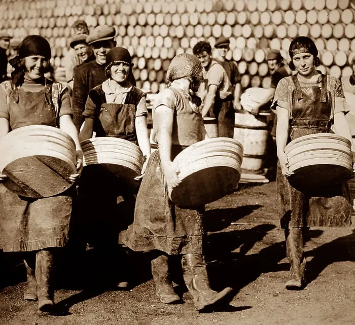 Framed Print : Scottish fisher girls (herring gutters and packers) Framed Print : Scottish fisher girls (herring gutters and packers)