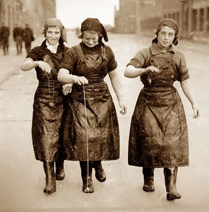 Framed Print : Scottish fisher girls (herring gutters and packers) Framed Print : Scottish fisher girls (herring gutters and packers)