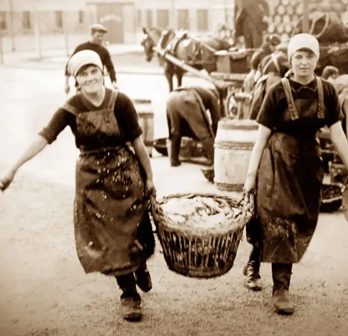 Framed Print : Scottish fisher girls (herring gutters and packers) Framed Print : Scottish fisher girls (herring gutters and packers)