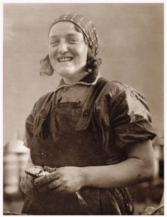 Framed Print : Scottish Fisher-Woman in Great Yarmouth 1932 Framed Print : Scottish Fisher-Woman in Great Yarmouth 1932