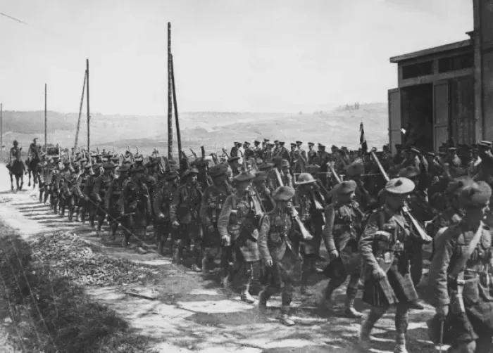 Framed Print : Scottish troops on the march, WW1 Framed Print : Scottish troops on the march, WW1