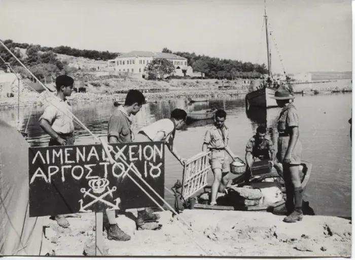 Framed Print : Scouts landing materials at Argostolion, Kefalonia, Greece Framed Print : Scouts landing materials at Argostolion, Kefalonia, Greece