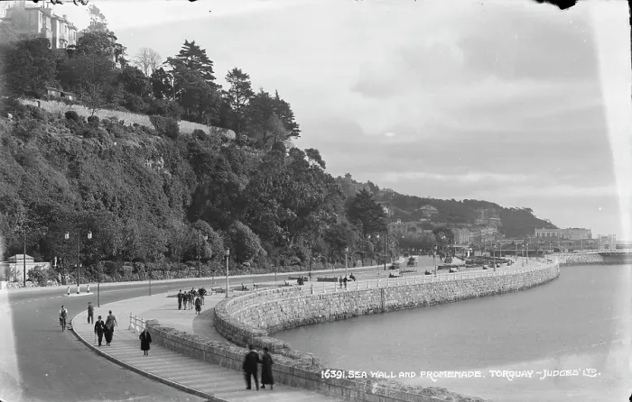 Framed Print : Sea Wall and Promenade in Torquay Framed Print : Sea Wall and Promenade in Torquay