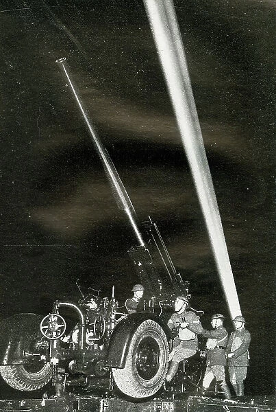 Seachlight and Anti-Aircraft Gun Crew, WW2 preparations