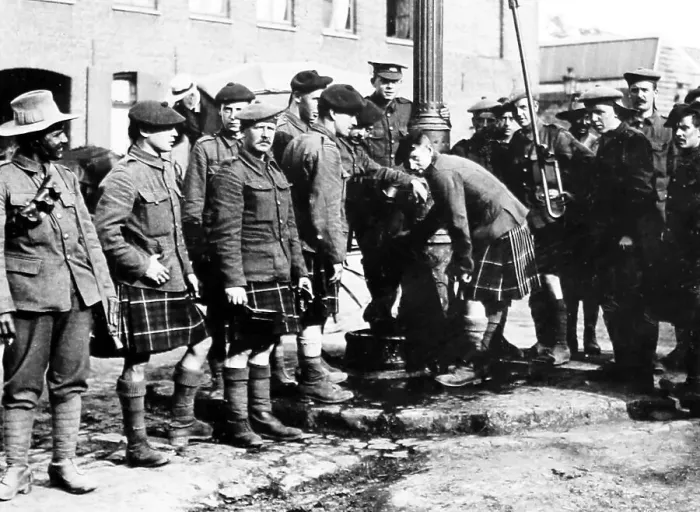 Framed Print : Seaforth Highlanders drinking water at La Gorgue - WW1 Framed Print : Seaforth Highlanders drinking water at La Gorgue - WW1