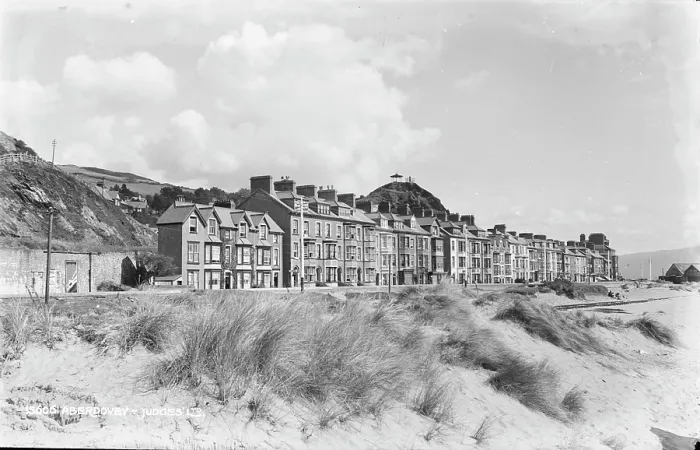 Framed Print : Seaside Homes in Aberdovey Framed Print : Seaside Homes in Aberdovey