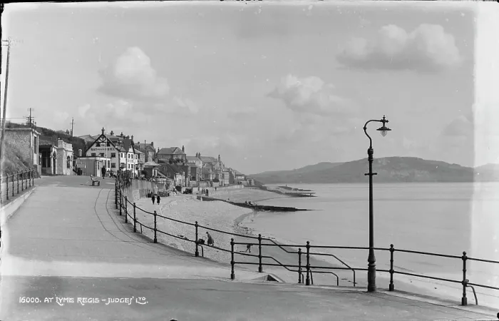 Framed Print : Seaside Promenade at Lyme Regis Framed Print : Seaside Promenade at Lyme Regis