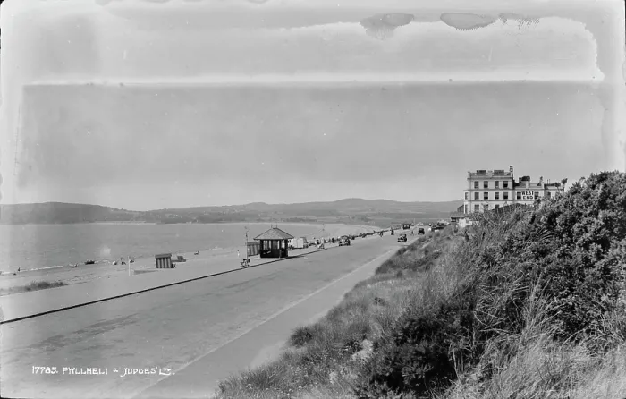 Framed Print : Seaside Promenade in Pwllheli Framed Print : Seaside Promenade in Pwllheli