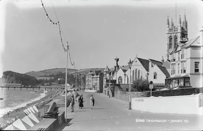 Framed Print : Seaside Promenade in Teignmouth Framed Print : Seaside Promenade in Teignmouth