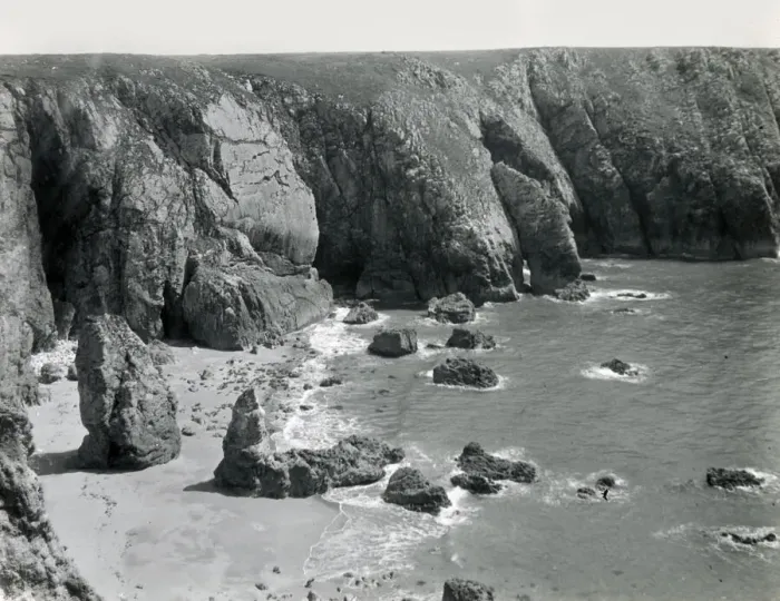 Framed Print : Secluded beach on the rocky Pembrokeshire coastline Framed Print : Secluded beach on the rocky Pembrokeshire coastline