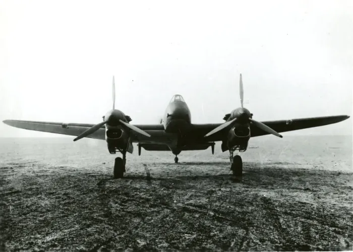 Framed Print : The second prototype Gloster F9 / 37, L8002 Framed Print : The second prototype Gloster F9 / 37, L8002