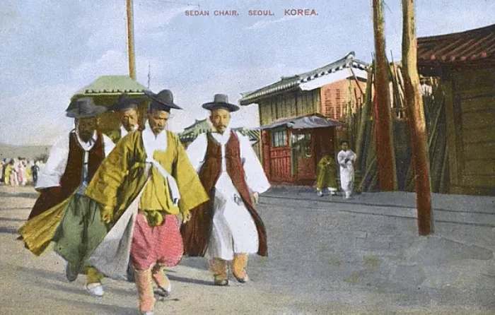 Framed Print : Sedan Chair and porters - Seoul, Korea Framed Print : Sedan Chair and porters - Seoul, Korea
