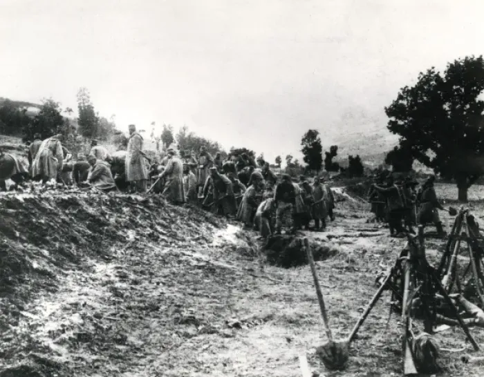 Framed Print : Serbian troops constructing defences, WW1 Framed Print : Serbian troops constructing defences, WW1