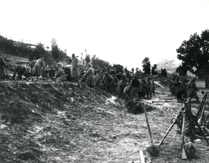 Framed Print : Serbian troops constructing defences, WW1 Framed Print : Serbian troops constructing defences, WW1