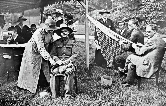 Framed Print : Servicemen blinded during WW1 learning to make baskets