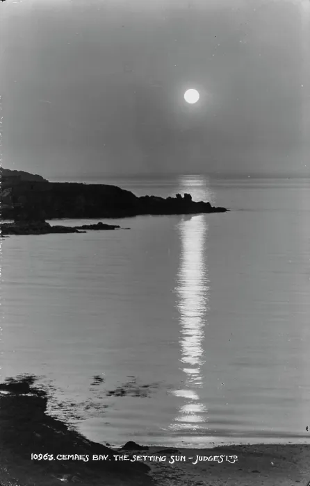 Framed Print : The Setting Sun at Cemaes Bay Framed Print : The Setting Sun at Cemaes Bay