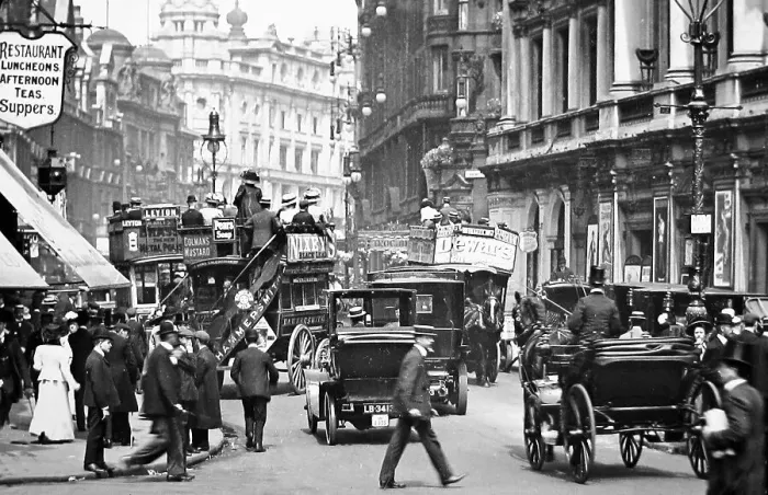 Framed Print : Shaftesbury Avenue, London Framed Print : Shaftesbury Avenue, London