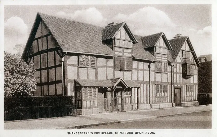 Framed Print : Shakespeare's Birthplace - Stratford-upon-Avon, Warwickshire Framed Print : Shakespeare's Birthplace - Stratford-upon-Avon, Warwickshire