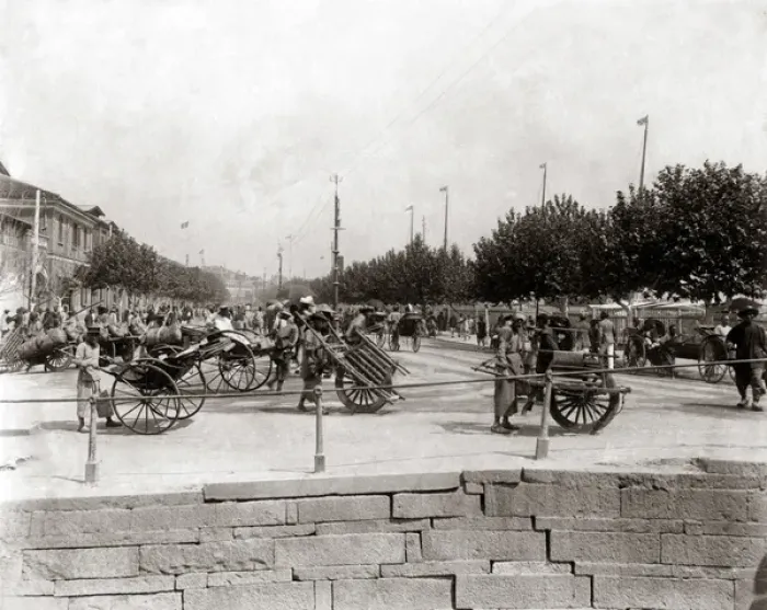 Framed Print : Shanghai, China circa 1890 - Wheelbarrows on The Bund Framed Print : Shanghai, China circa 1890 - Wheelbarrows on The Bund