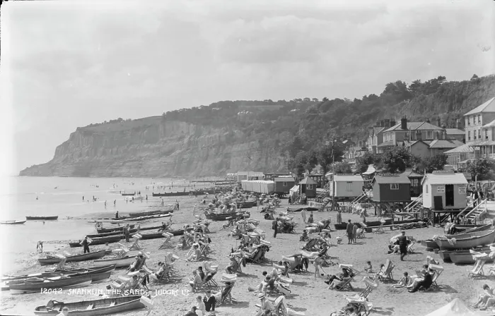 Framed Print : Shanklin Beach Scene Framed Print : Shanklin Beach Scene