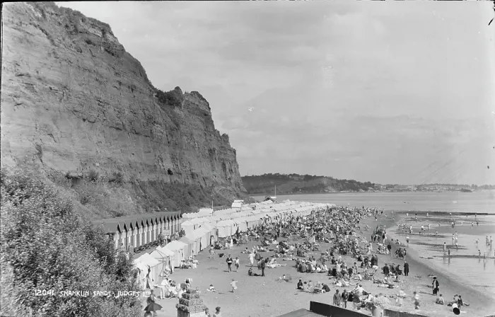 Framed Print : Shanklin Sands Beach Scene Framed Print : Shanklin Sands Beach Scene