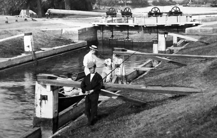 Framed Print : Shepperton Lock, River Thames, Victorian period Framed Print : Shepperton Lock, River Thames, Victorian period