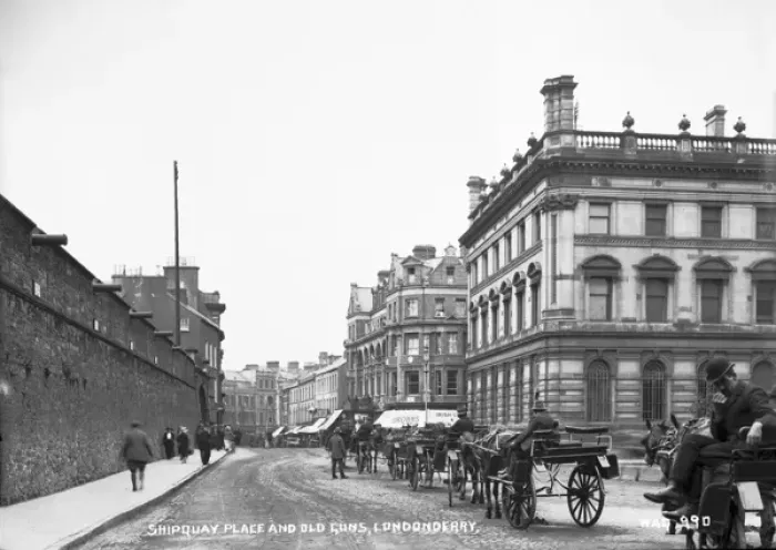 Framed Print : Shipquay Place and Old Guns, Londonderry Framed Print : Shipquay Place and Old Guns, Londonderry