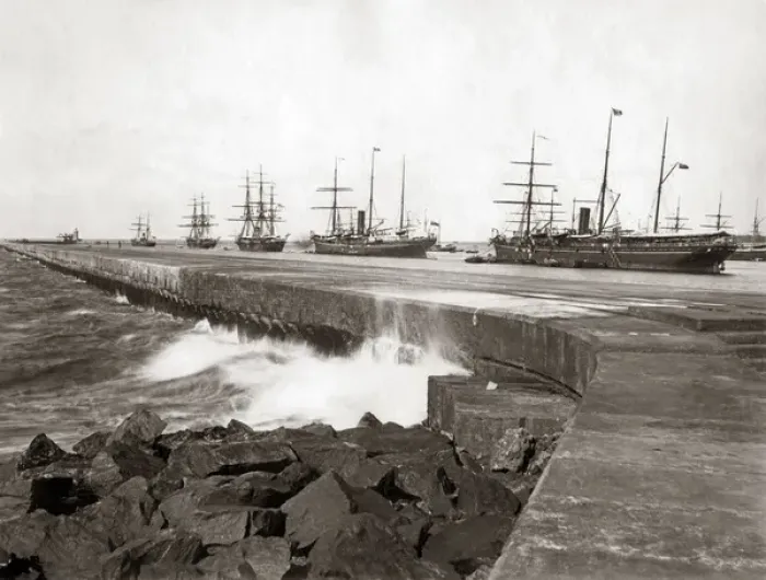 Framed Print : Ships along the breakwater, Colombo, Ceylon (Sri Lanka) Framed Print : Ships along the breakwater, Colombo, Ceylon (Sri Lanka)