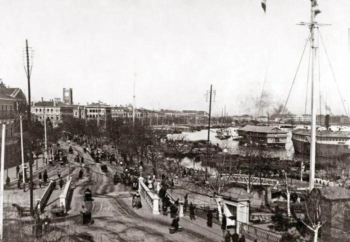 Framed Print : Ships along the Bund, Shanghai, China circa 1890. Date: circa 1890 Framed Print : Ships along the Bund, Shanghai, China circa 1890. Date: circa 1890