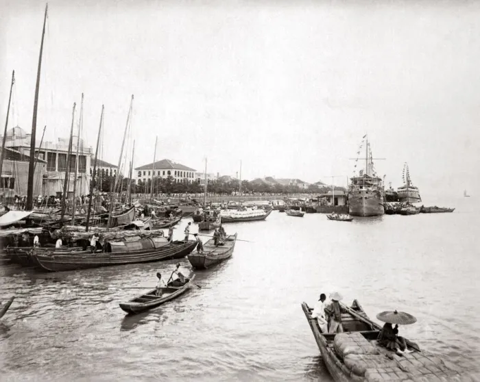 Framed Print : Ships on the wharves at Hankow, China circa 1890s. Date: circa 1890s Framed Print : Ships on the wharves at Hankow, China circa 1890s. Date: circa 1890s
