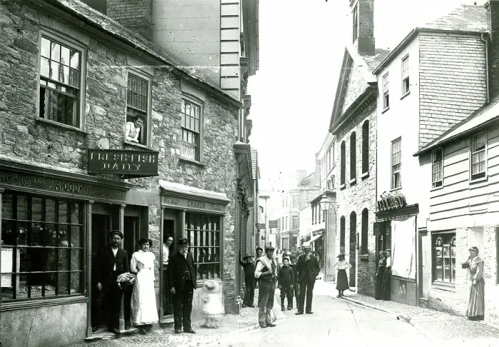 Framed Print : Shopping street in Salcombe, Devon Framed Print : Shopping street in Salcombe, Devon