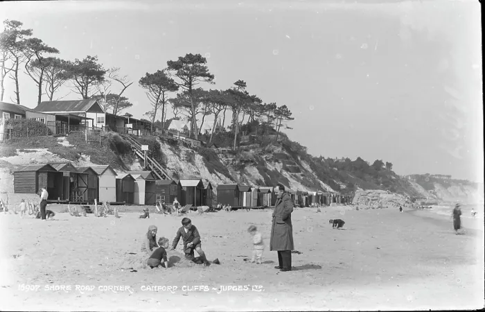 Framed Print : Shore Road Corner, Canford Cliffs Framed Print : Shore Road Corner, Canford Cliffs