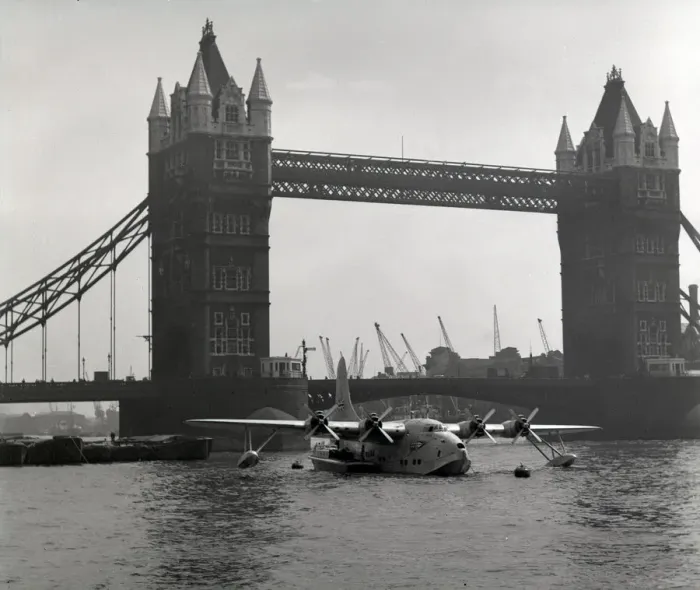 Framed Print : Short S. 45 Solent 3 G-AKNO at Tower Bridge Framed Print : Short S. 45 Solent 3 G-AKNO at Tower Bridge