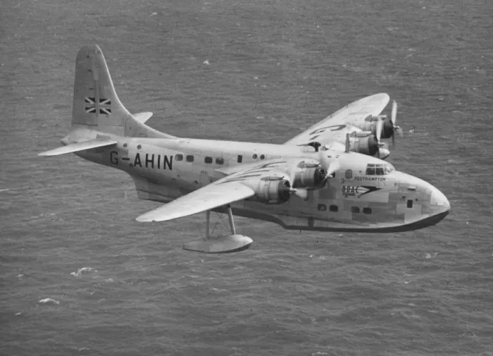 Framed Print : Short S45 Solent of BOAC over water Framed Print : Short S45 Solent of BOAC over water