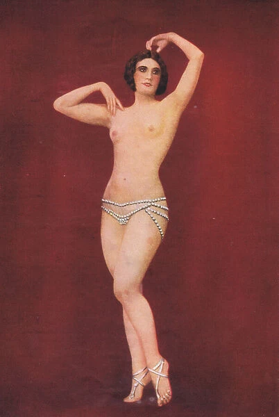 A showgirl in James Kleins Zieh Dich Aus (Undress Yourself), Komische Oper, Berlin