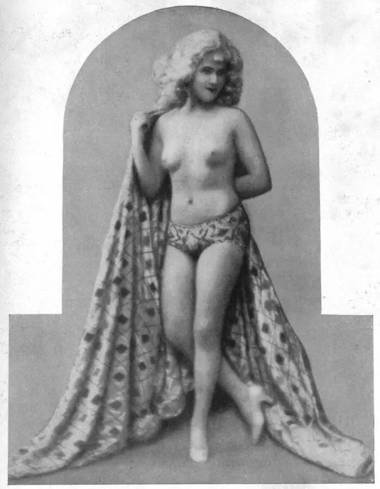 Framed Print : A showgirl in James Kleins Zieh Dich Aus (Undress Yourself), Komische Oper Framed Print : A showgirl in James Kleins Zieh Dich Aus (Undress Yourself), Komische Oper