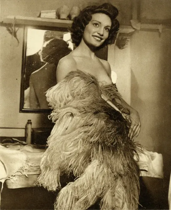 Framed Print : Showgirls at the Windmill Theatre, 1940 Framed Print : Showgirls at the Windmill Theatre, 1940