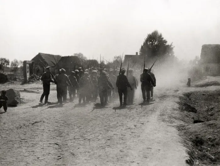 Framed Print : Siberian Infantry returning from the front, WWI Framed Print : Siberian Infantry returning from the front, WWI