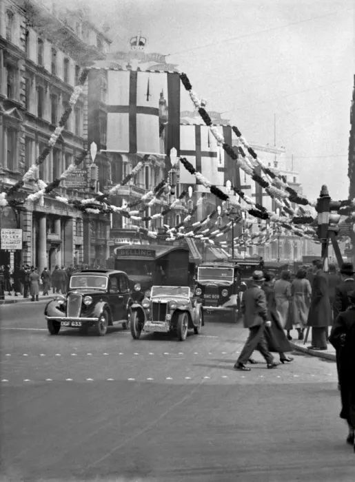 Framed Print : Silver Jubilee street scene in London Framed Print : Silver Jubilee street scene in London