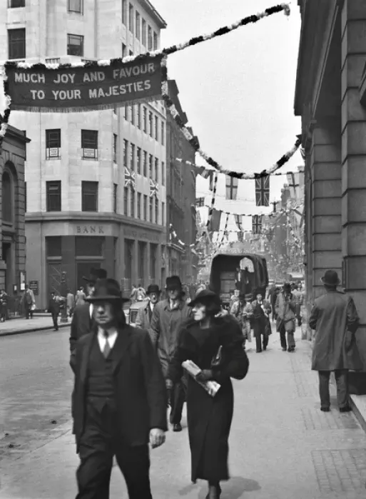 Framed Print : Silver Jubilee street scene in London Framed Print : Silver Jubilee street scene in London